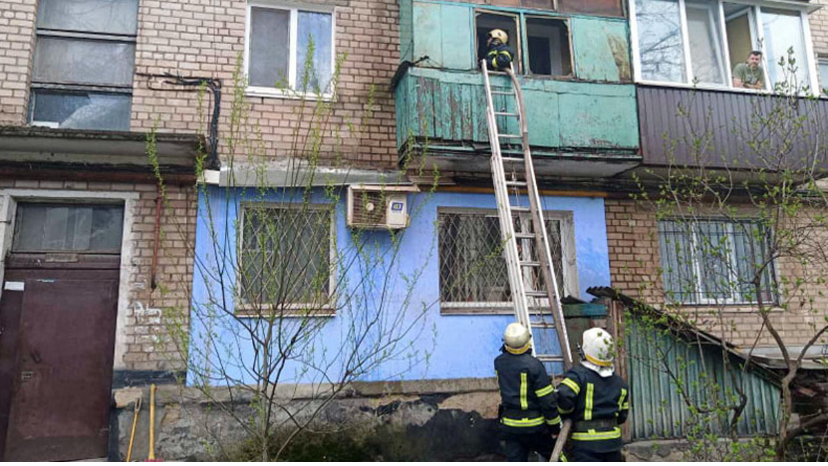 В Кривом Роге в пятиэтажном доме горел балкон | Інформатор Кривий Ріг