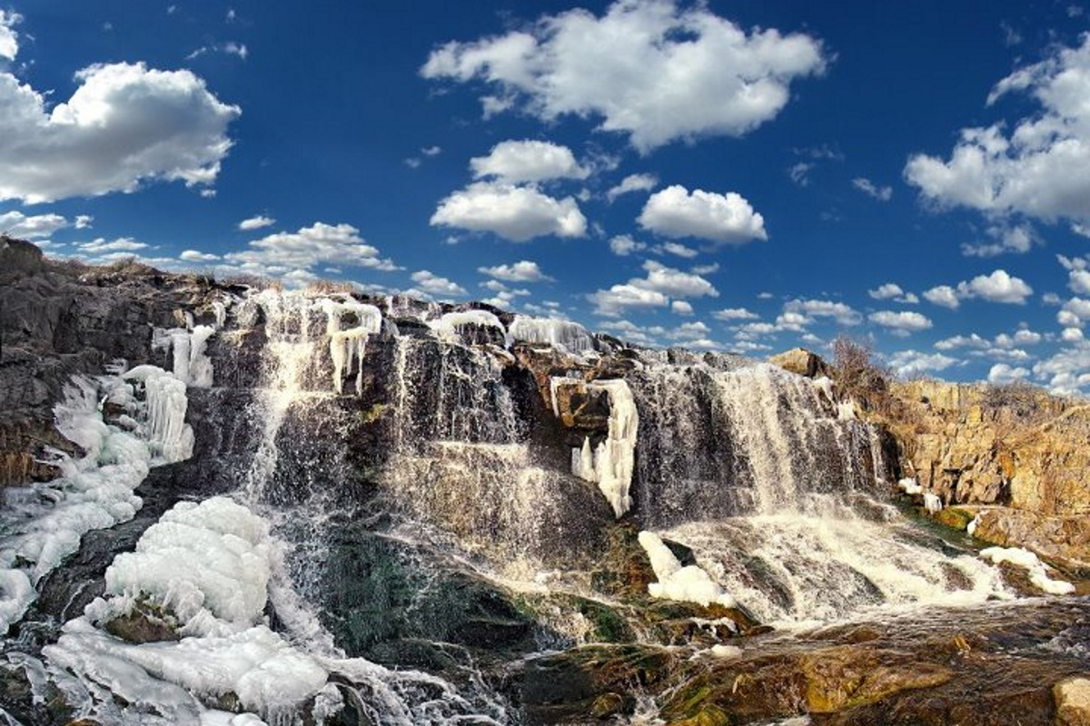 Водопад Белые камни на Карачуновском водохранилище.