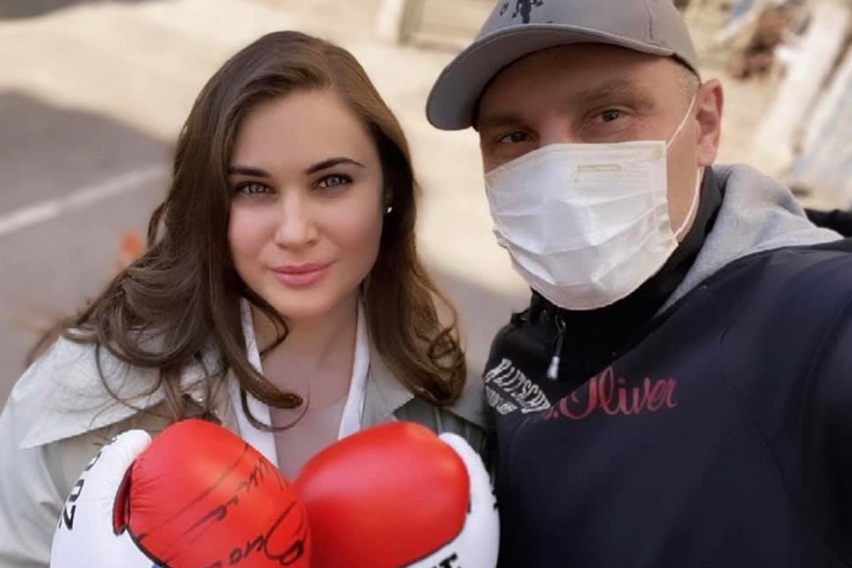 Анастасия блокнот обменяла на боксерские перчатки с автографом Виатлия Кличко.