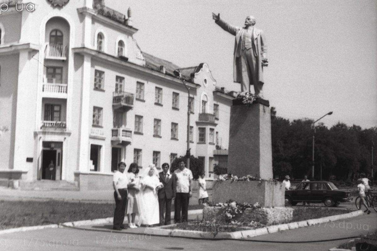 Памятник Ленину возле здания рудоуправления. Ныне не существует.