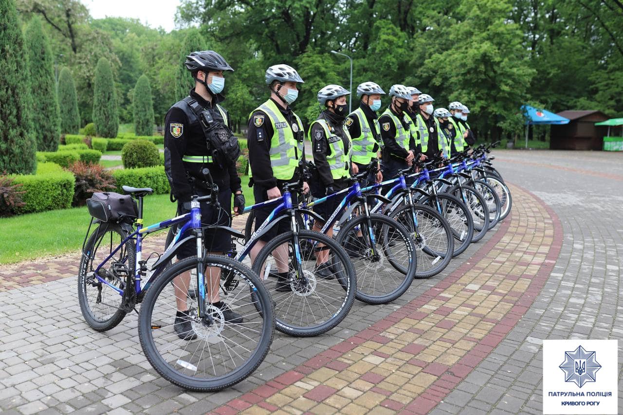 2 июня на патрулирование улиц, парков, скверов и других объектов Кривого Рога впервые в этом году выехали патрульные на велосипедах.