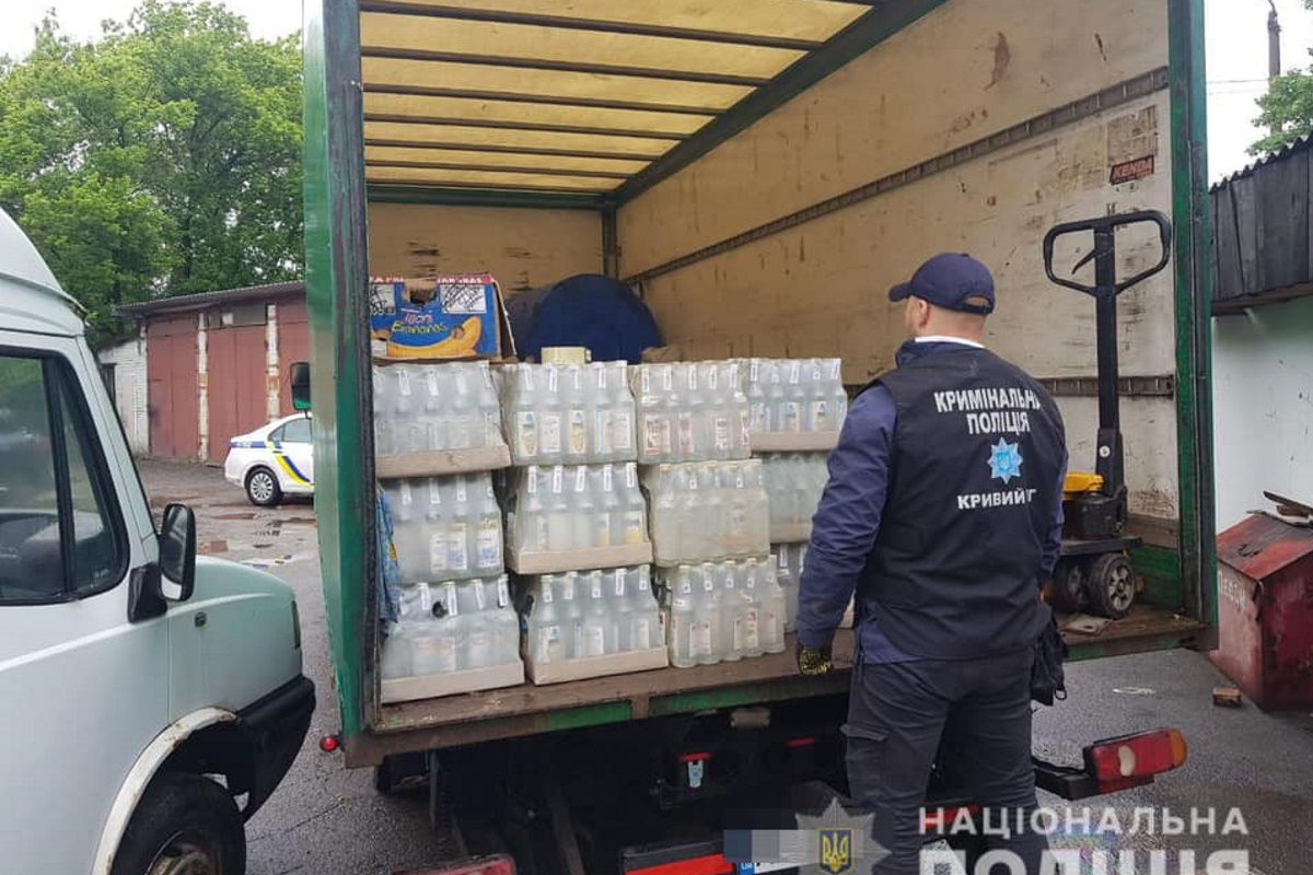 Полицейские конфисковали около 10 тыс. бутылок с готовой продукцией