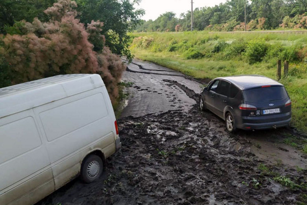 Непрекращающиеся дожди превратили дороги в болото.