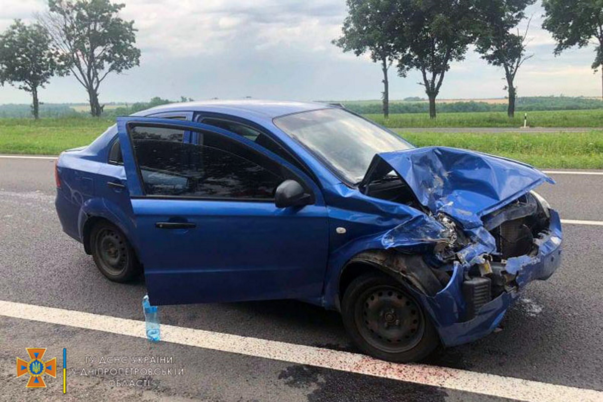 В результате столкновения у одной из машин помялась правая сторона.