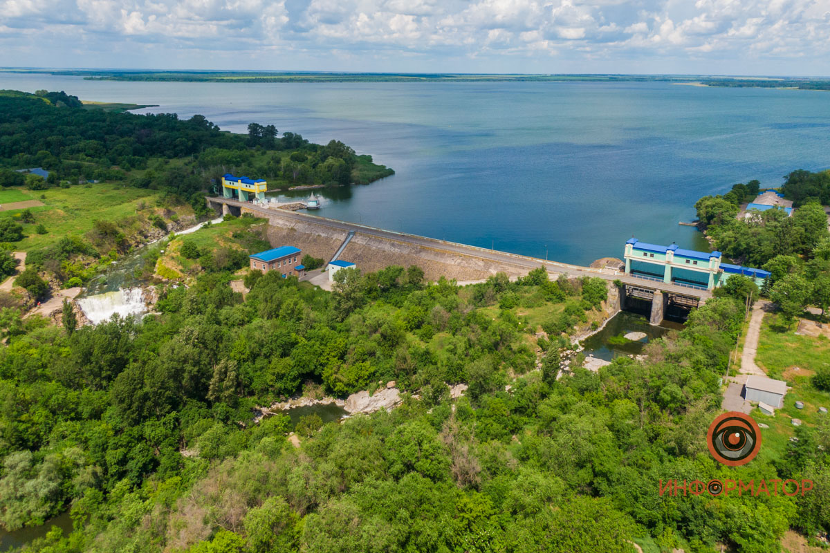 Дамба Карачуновского водохранилища.