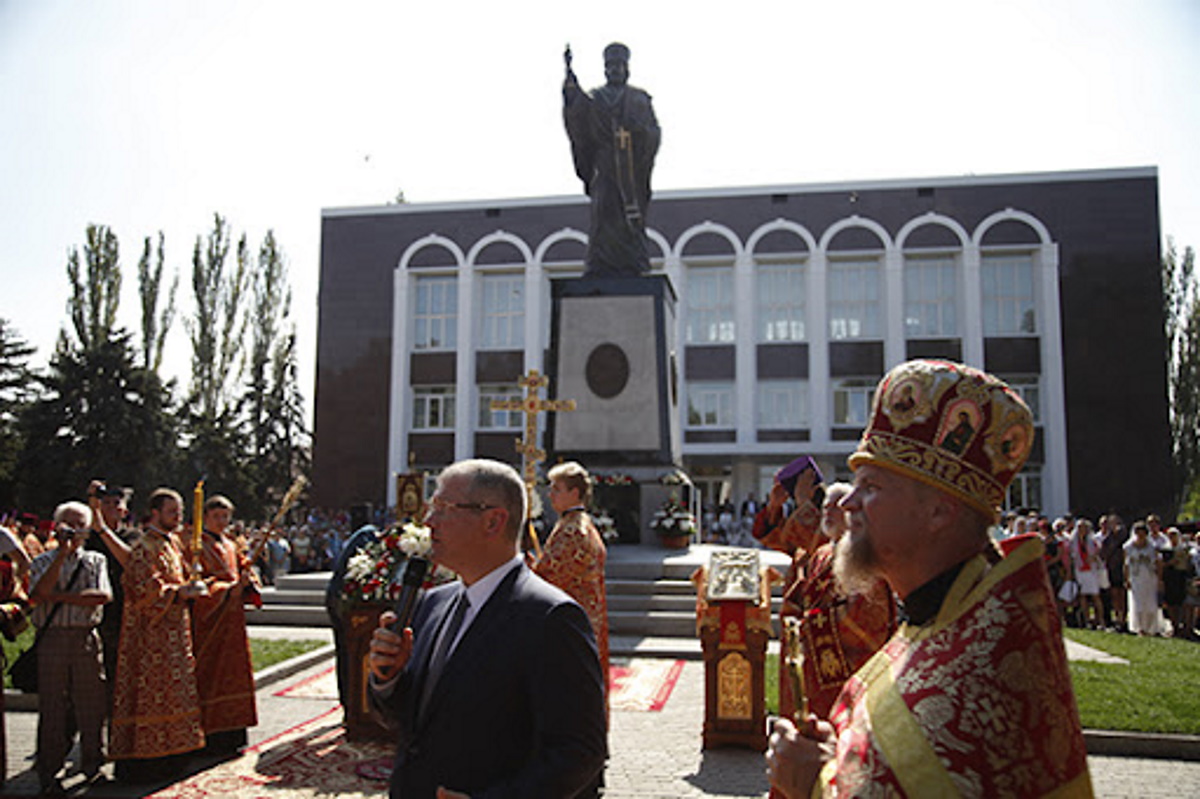 Напротив храма на месте монумента Ленину высится памятник Святому Николаю.