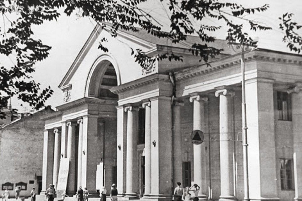 Здание Криворожского театра не меняло своего внешнего вида со времени постройки.