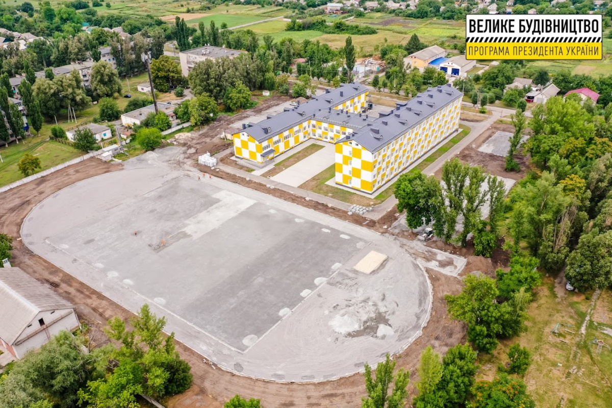 Завершается реконструкция школьных стадионов в Карповке, Апостолово и Перещепино.