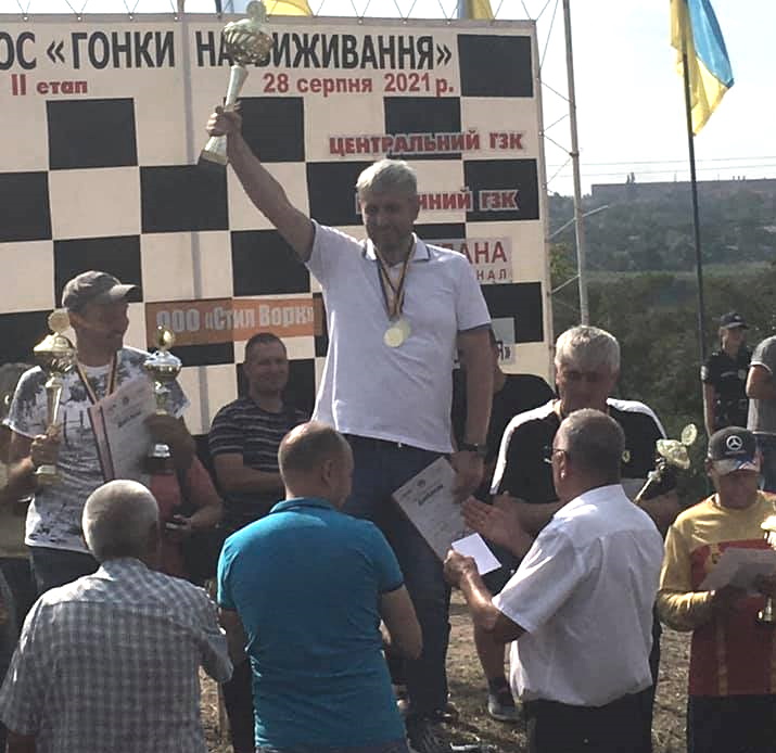 Победитель соревнований Андрей Гальченко на пьедестале почета