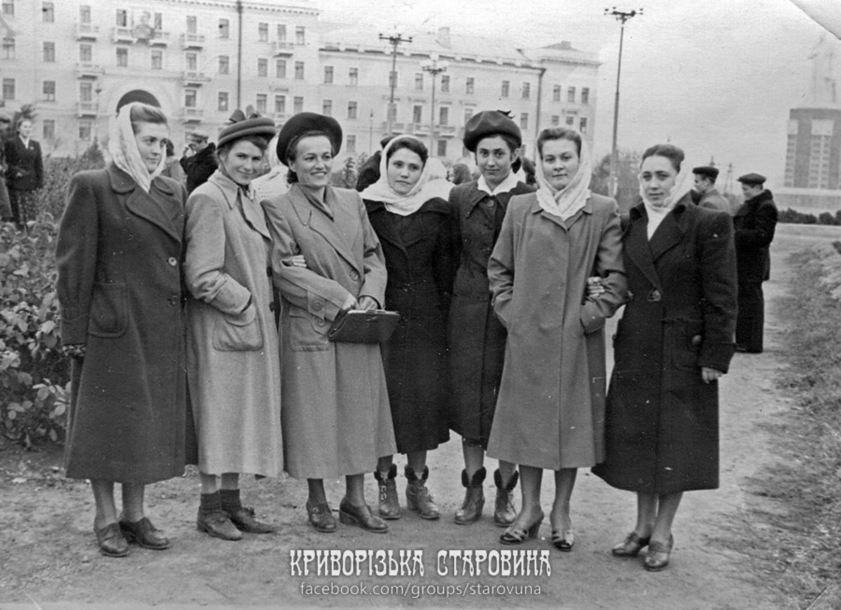 1952 год. Студентки Криворожского пединститута в сквере на площади Сталина.