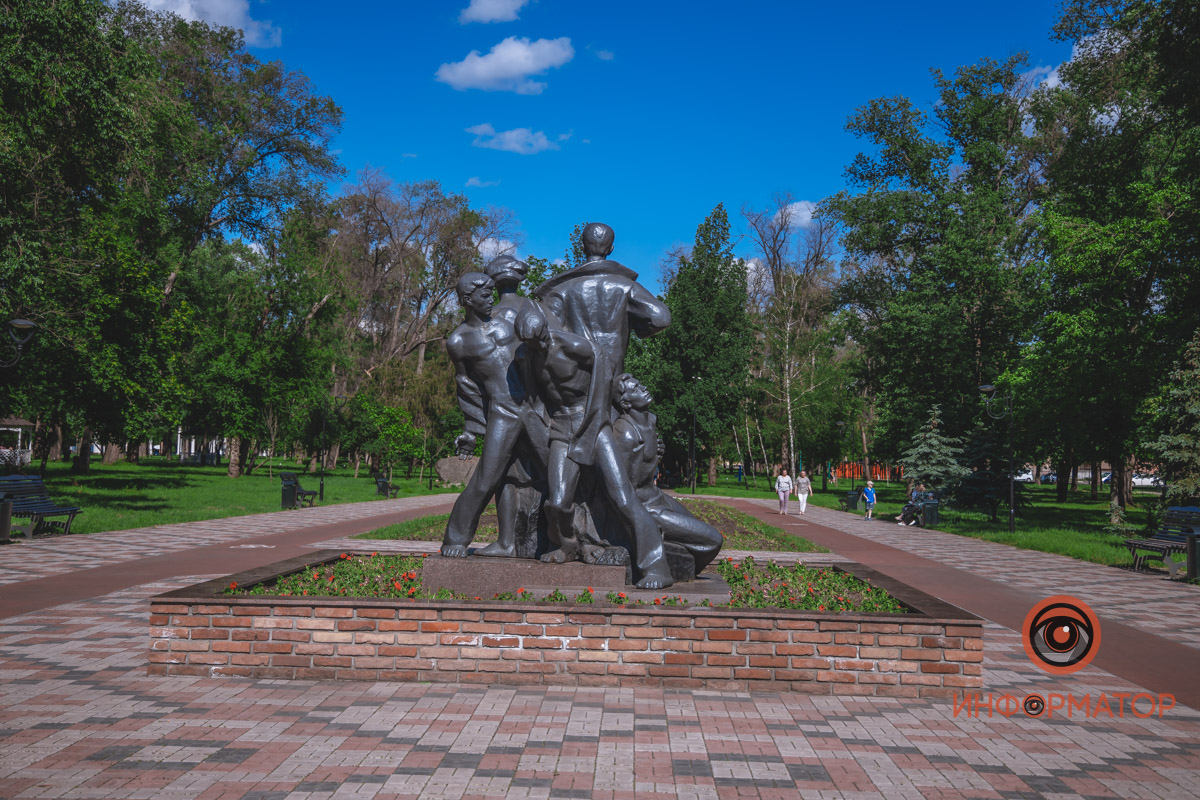 Памятник героям-подпольщикам в парке имени Мершавцева.