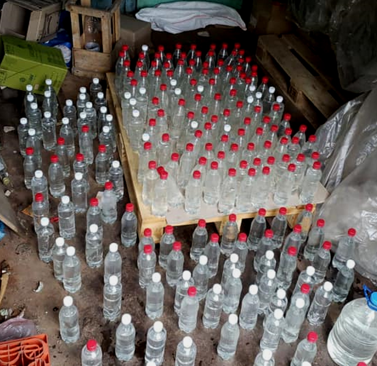 Полицейские конфисковали у "торговца" сотни пластиковых бутылок с "товаром".