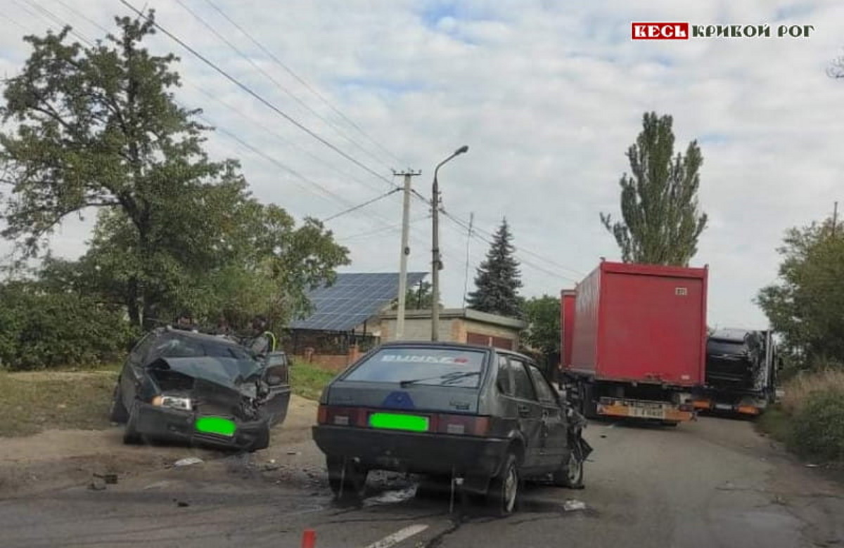 В лобовом столкновении пострадал водитель.