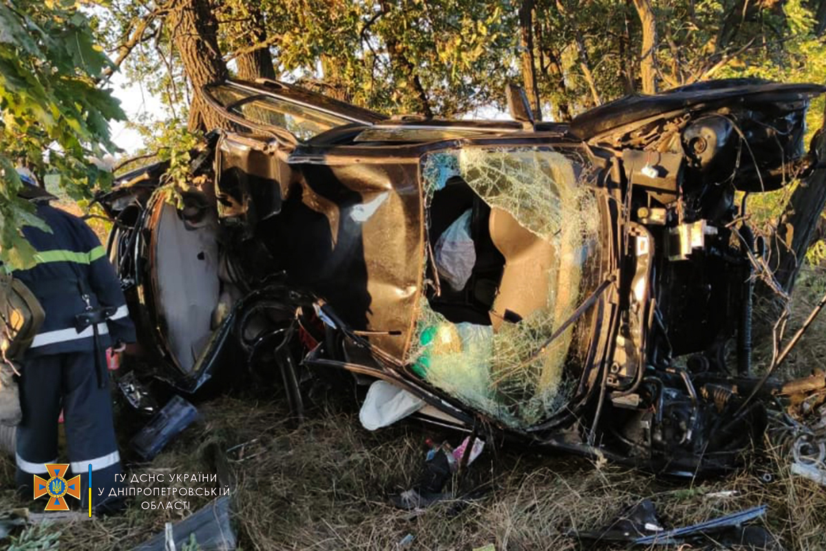 Водитель легкового автомобиля BMW не справился с управлением, выехал на обочину, врезался в дерево и перевернулся на бок.