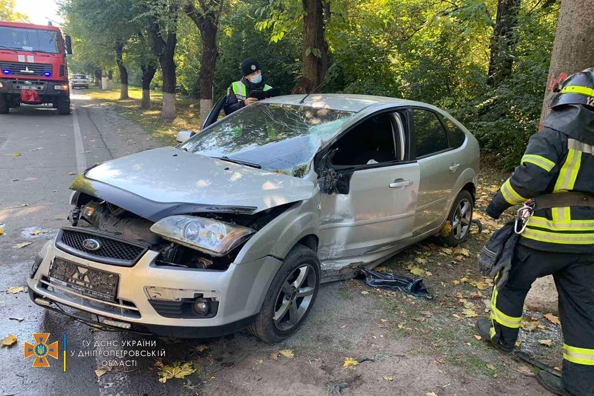 Легковой автомобиль «Ford Focus» по неизвестным причинам выехал на обочину и столкнулся с железобетонной электроопорой.