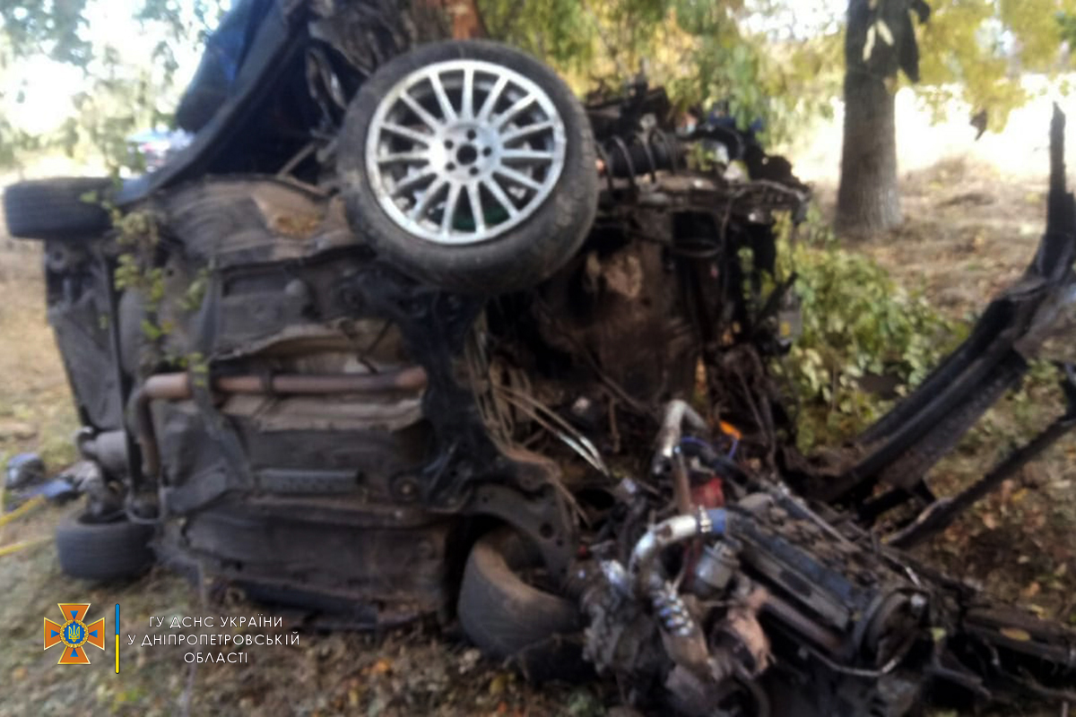 Водитель автомобиля «Skoda Octavia» не справился с управлением, выехал на обочину и врезался в дерево.