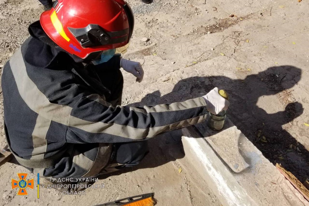Используя защитные маски, спасатели собрали опасное вещество в герметическую емкость и провели демеркуризацию загрязненной поверхности