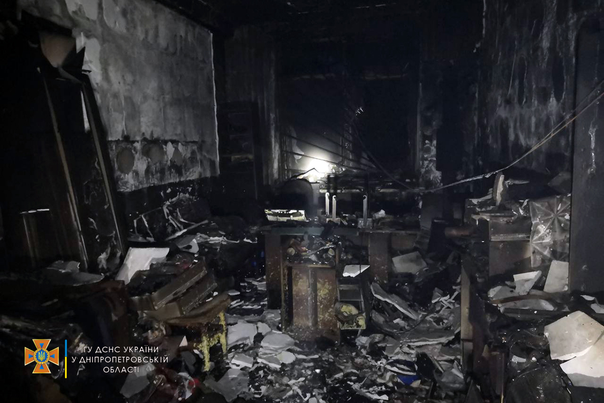 Огнем уничтожено оборудование, сырье, двери, облицовка стен и потолка.
