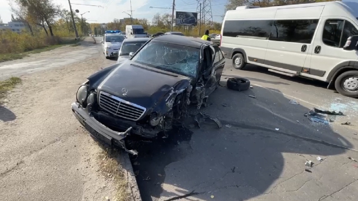 В Кривом Роге масштабная авария: столкнулись 4 автомобиля пострадали двое  водителей | Інформатор Кривий Ріг