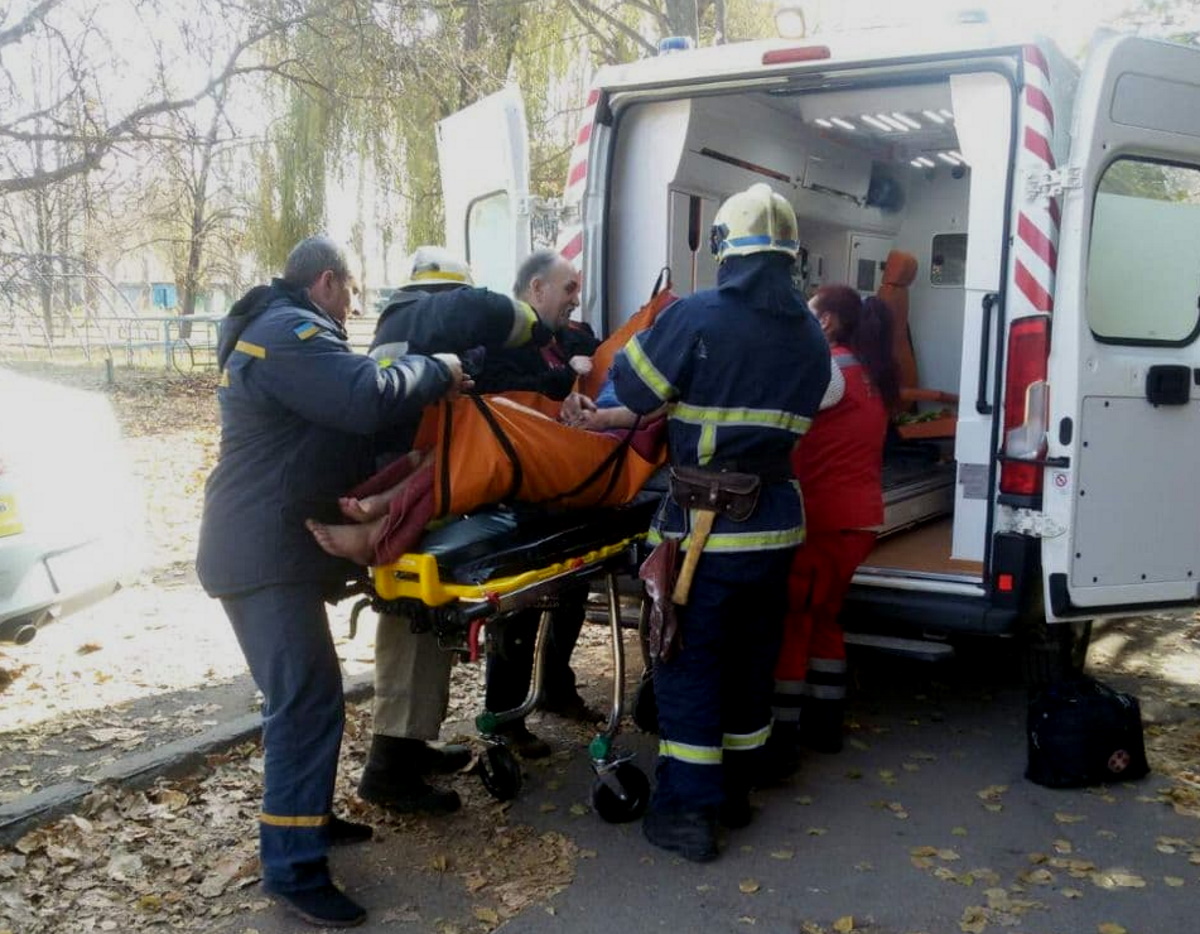 Больную в машине скорой помощи доставили в больницу.