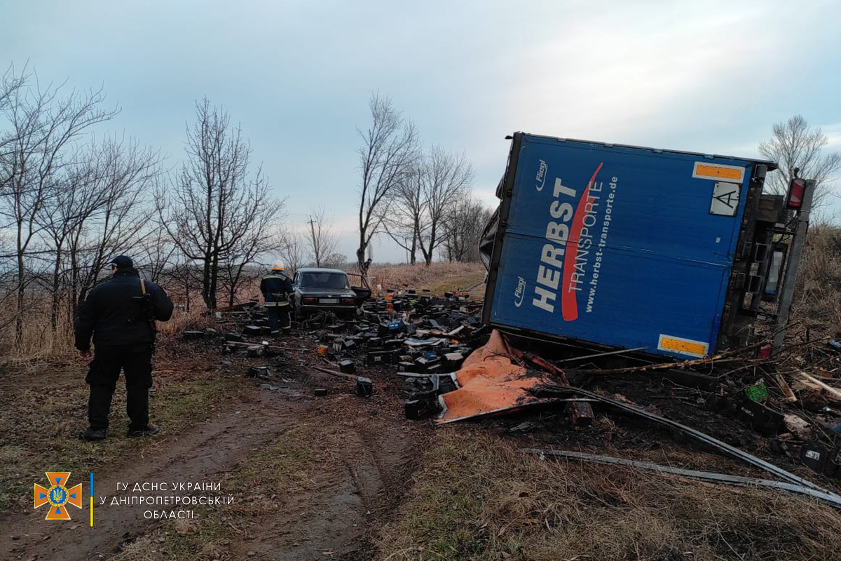 Столкнулись два автомобиля - грузовик Scania, перевозивший аккумуляторы, и легковой ВАЗ 21061.