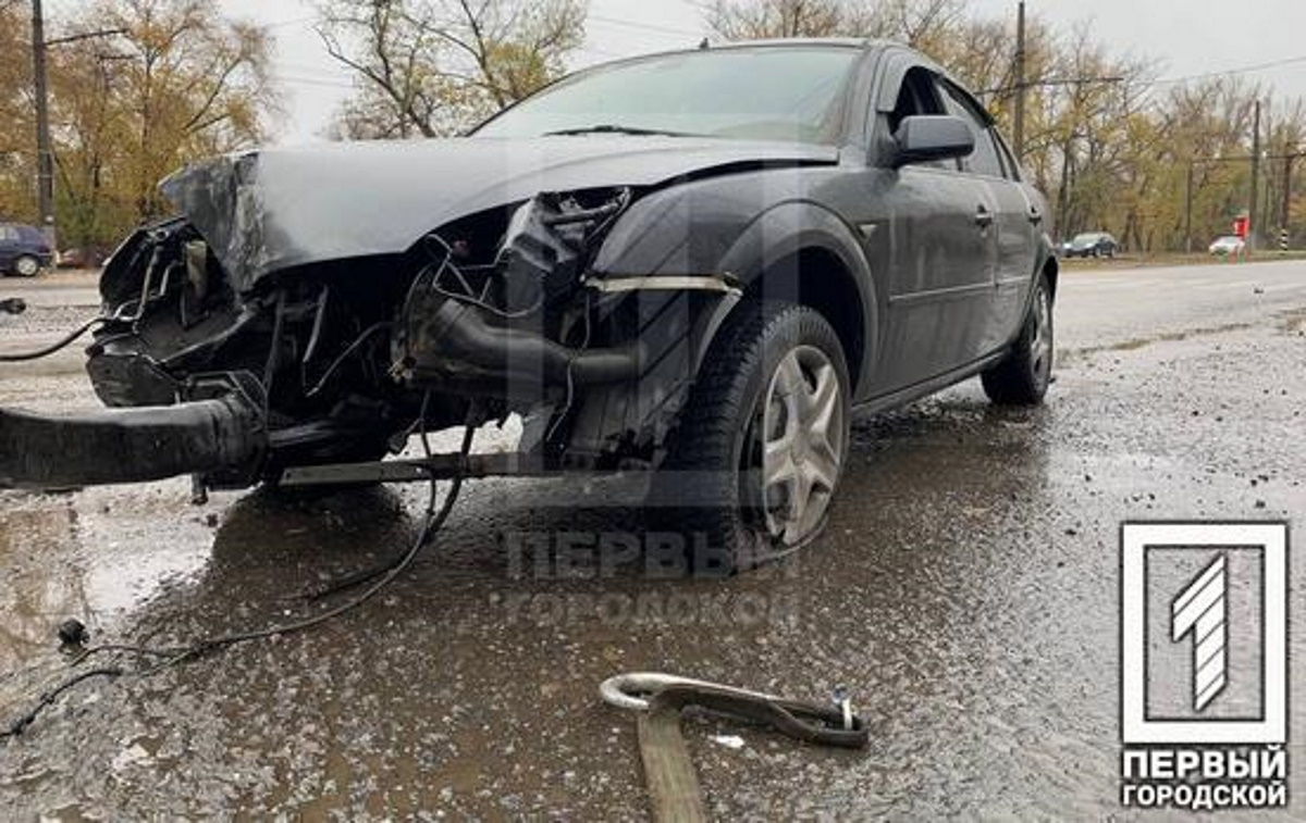 У машины полностью смята передняя часть, повреждены бампер и капот.