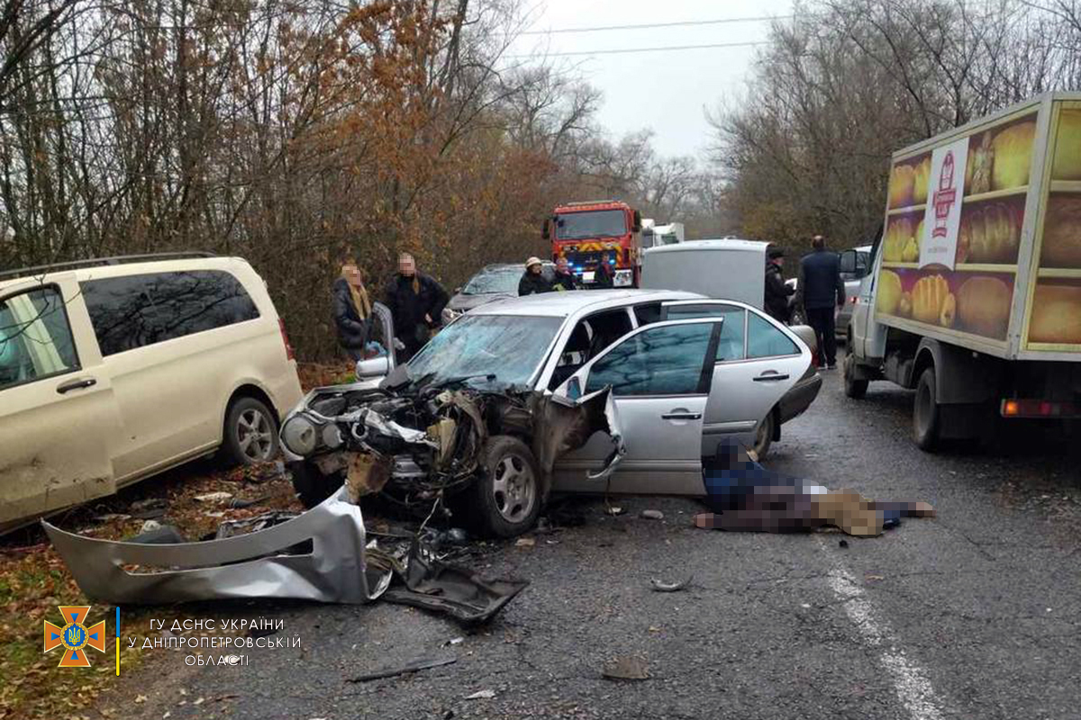В результате аварии погиб водитель Mercedes-Benz E250.