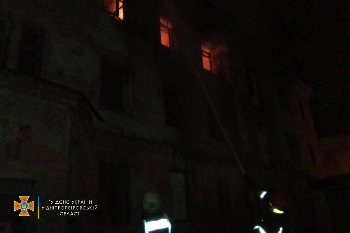 Огнем уничтожены деревянное перекрытие и крыша здания на общей площади 100 кв. м.