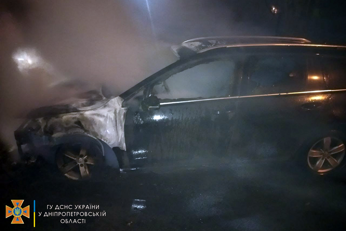 Пожар возник в моторном отсеке легкового автомобиля Volkswagen Golf