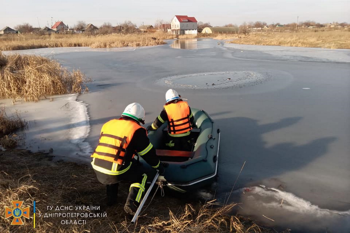 Переходя реку Самару по тонкому льду, провалился и погиб пожилой мужчина.