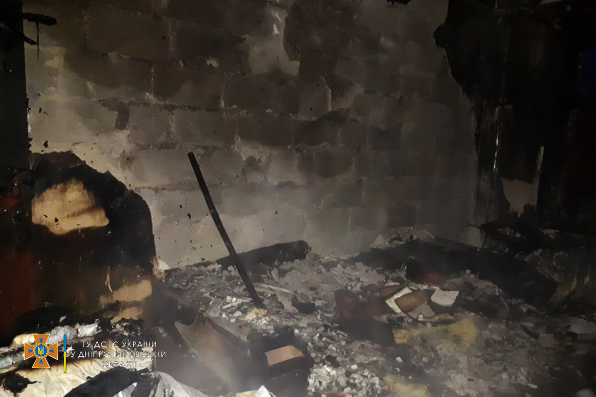 Огнем уничтожены домашние вещи, поврежены двери, окна и внутренняя облицовка стен комнат