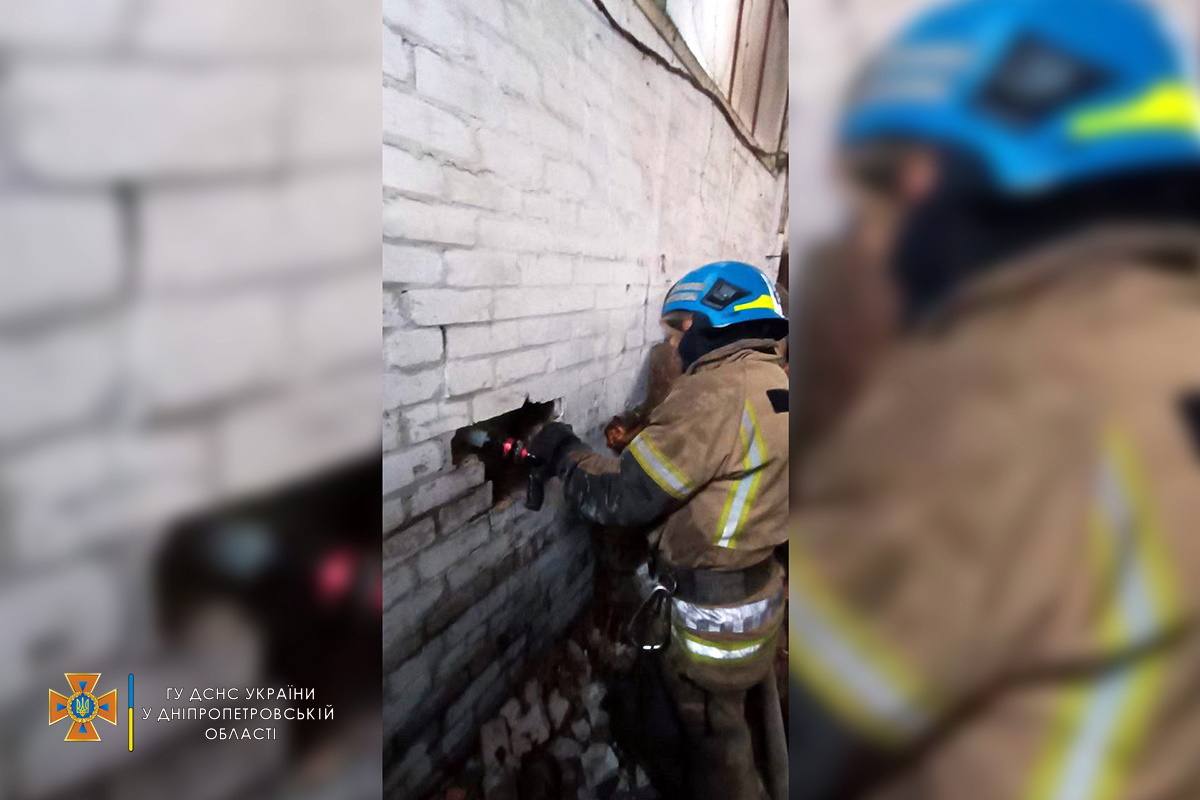 Возгорание возникло в середине одноэтажного здания под внутренней обшивкой стены.