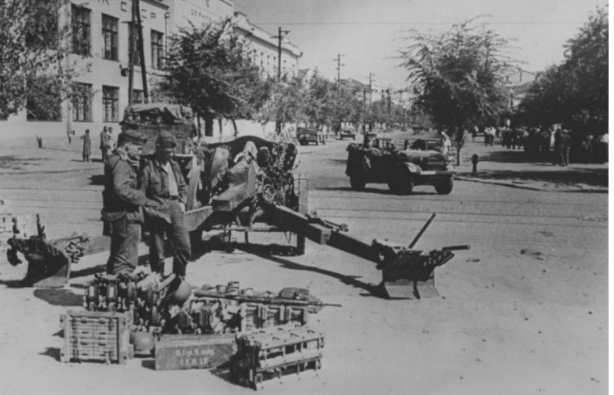 Немецкие артиллеристы на Почтовом проспекте.