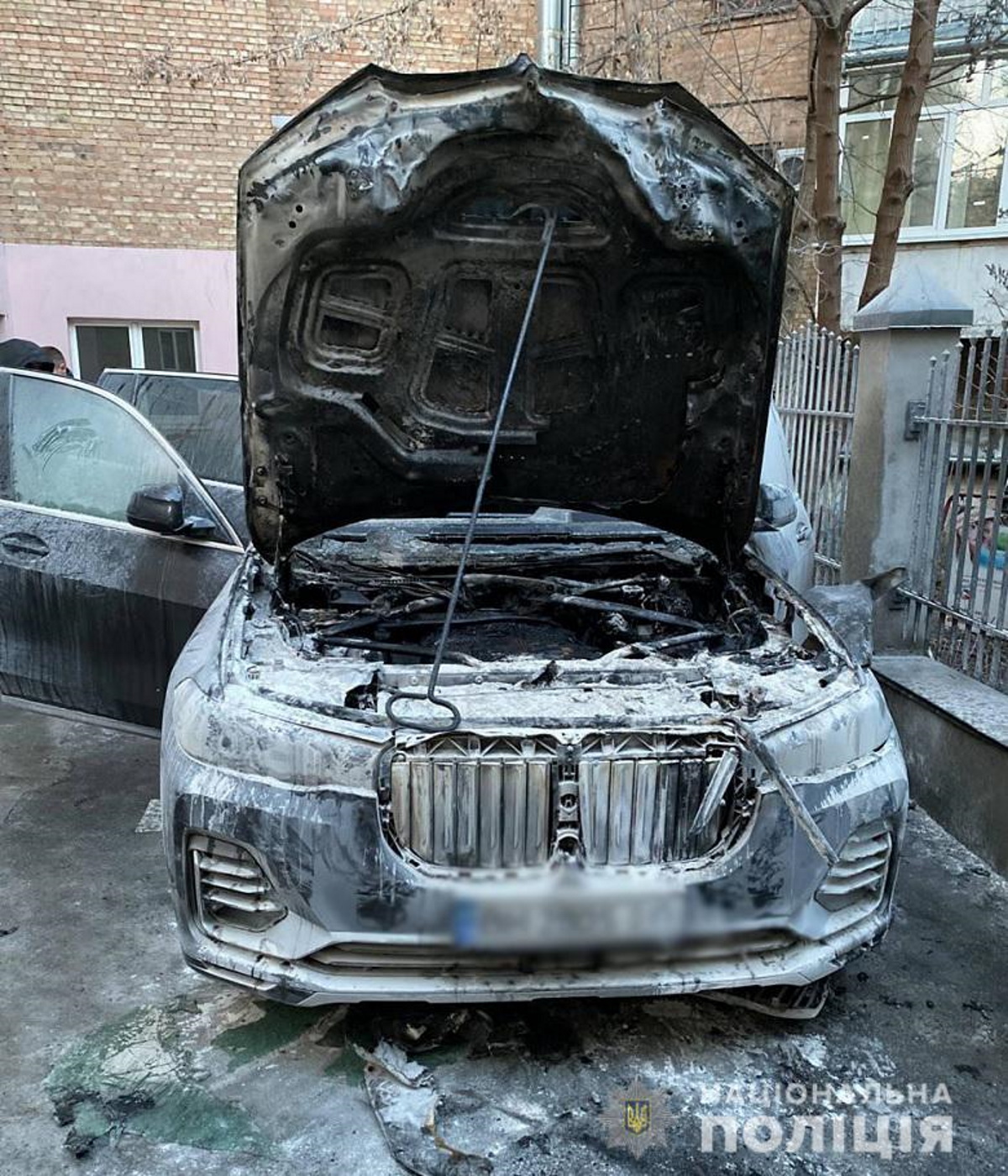 В результате возгорания повреждены салон и моторный отсек автомобиля.