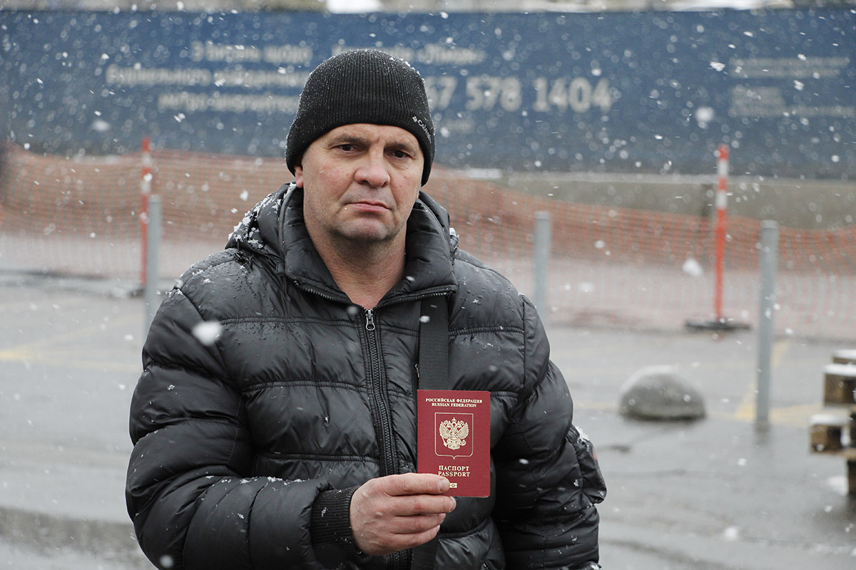 В центре Днепра, на площади Героев Майдана, гражданин рф Василий Василишин сжег свой паспорт