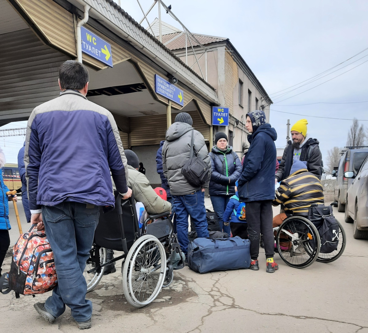 Типичный кривой рог телеграмм. Украинцы в Польше. ЖД вокзал с поездом и людьми. Количество людей в вагоне для беженцев.