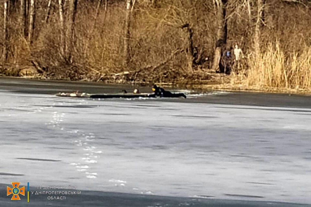 В Новокодакском районе Днепра вблизи косы на "Красном камне" под лед ушли два человека. 