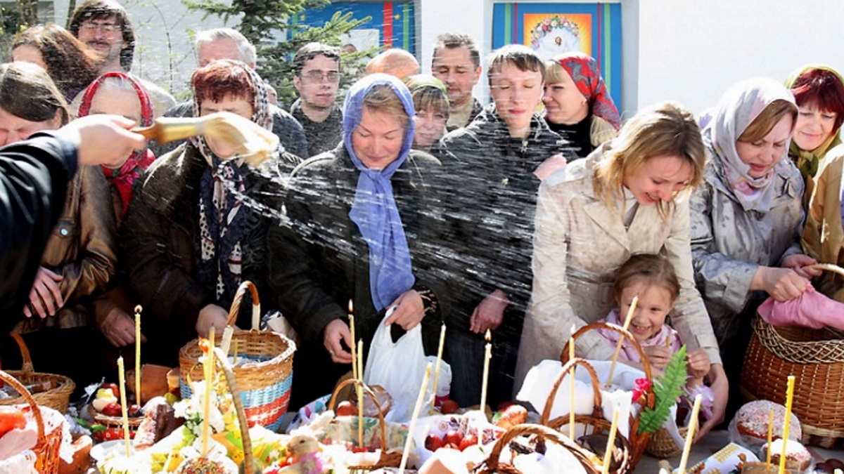 Старинный весенний праздник народов твоего края фото. Пасха гуляния. Празднование Пасхи. Пасха в Беларуси. Пасха и весенние праздники.