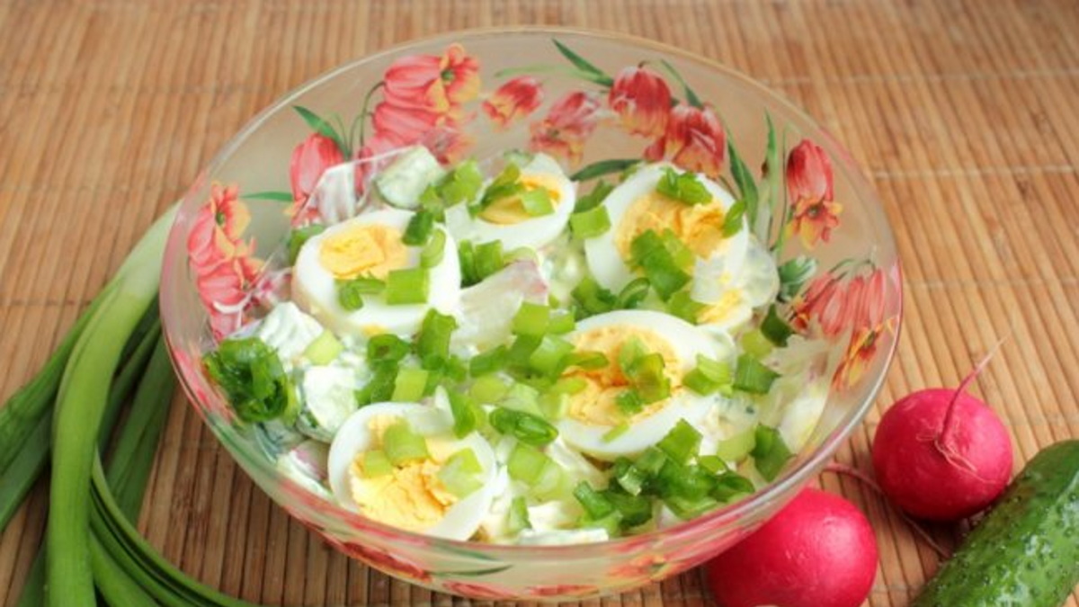 Салат огурцы яйца зеленый лук сметана