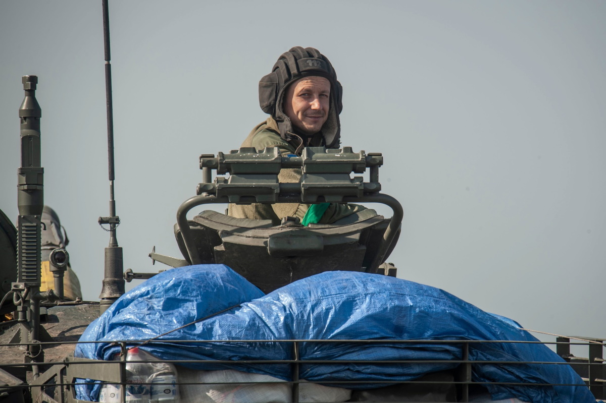 Боец бригады "Холодный Яр" на трофейном танке.