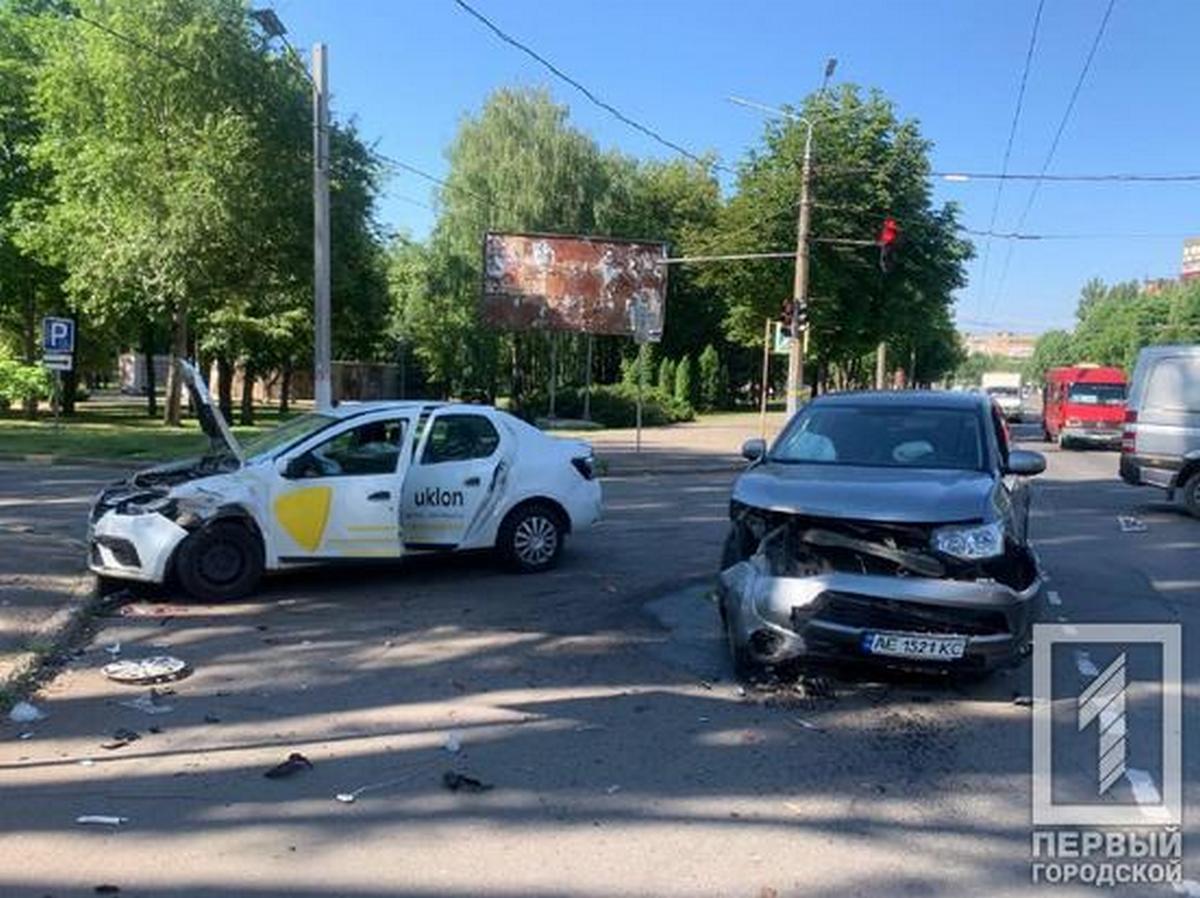 В Кривом Роге столкнулись Mitsubishi и такси Renault : пострадала  беременная женщина | Інформатор Кривий Ріг