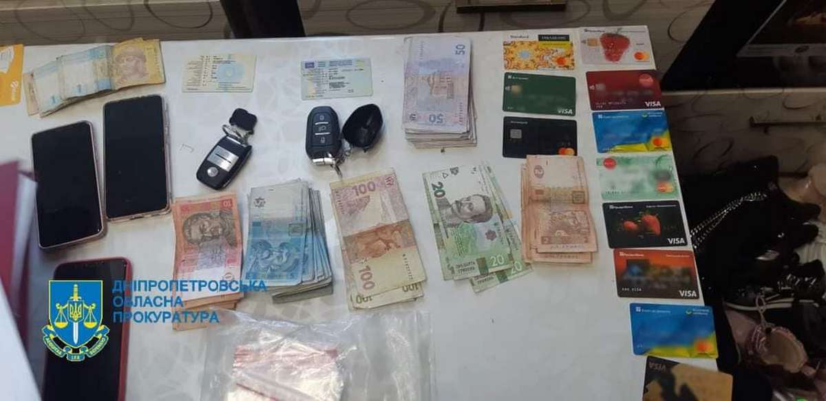 В ходе обысков конфискованы деньги, мобильные телефоны, метамфетамин и каннабис на сумму почти 150 млн грн.