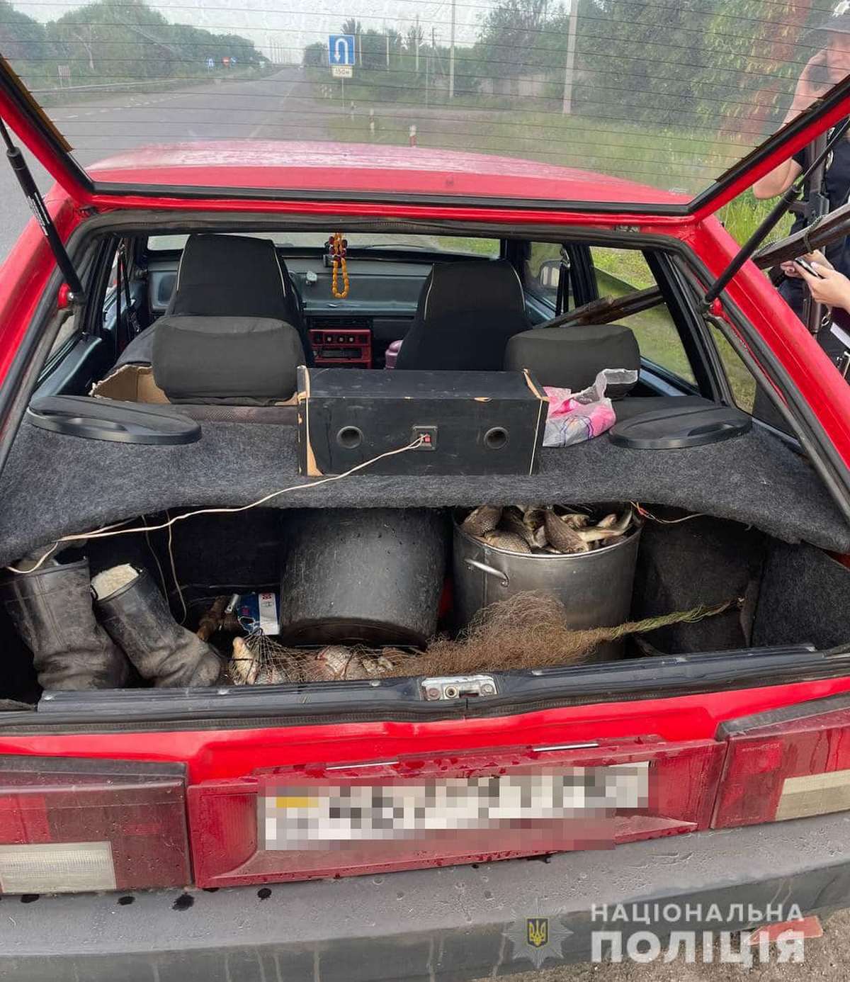 В багажнике машины правоохранители нашли орудия лова, сеть и 367 рыбин карася.