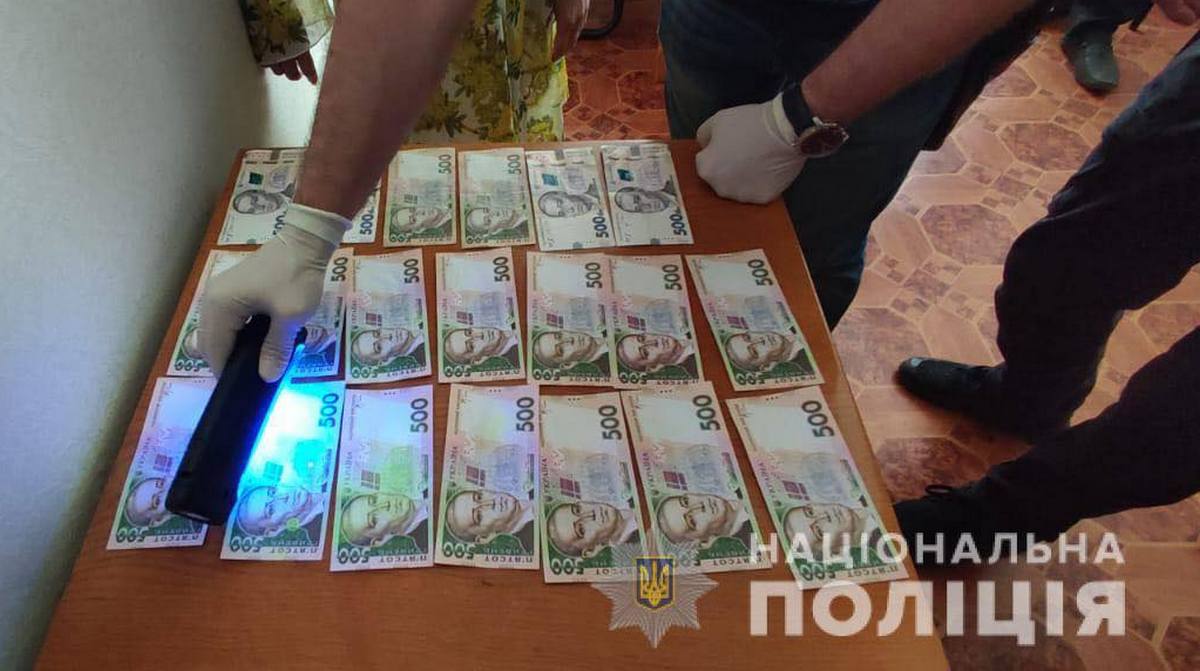 Слідчі Нікопольського районного управління поліції затримали одного з  членів злочинної групи під час отримання частини коштів