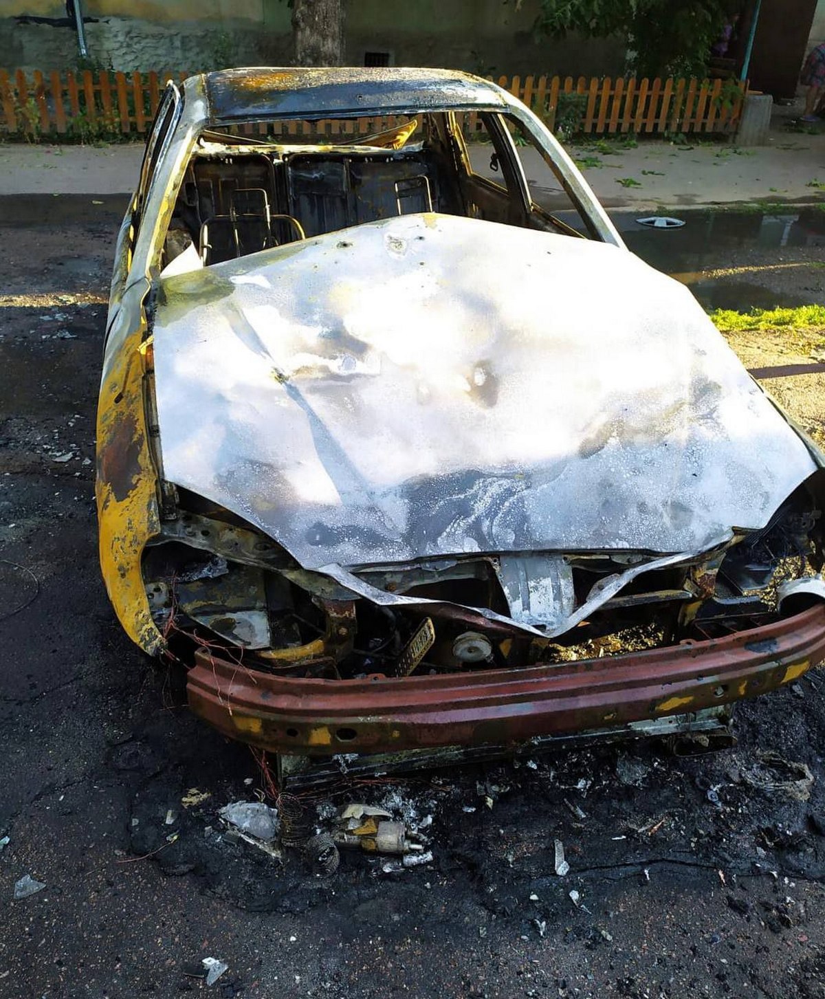 Згоріла автівка, що стояла поруч.