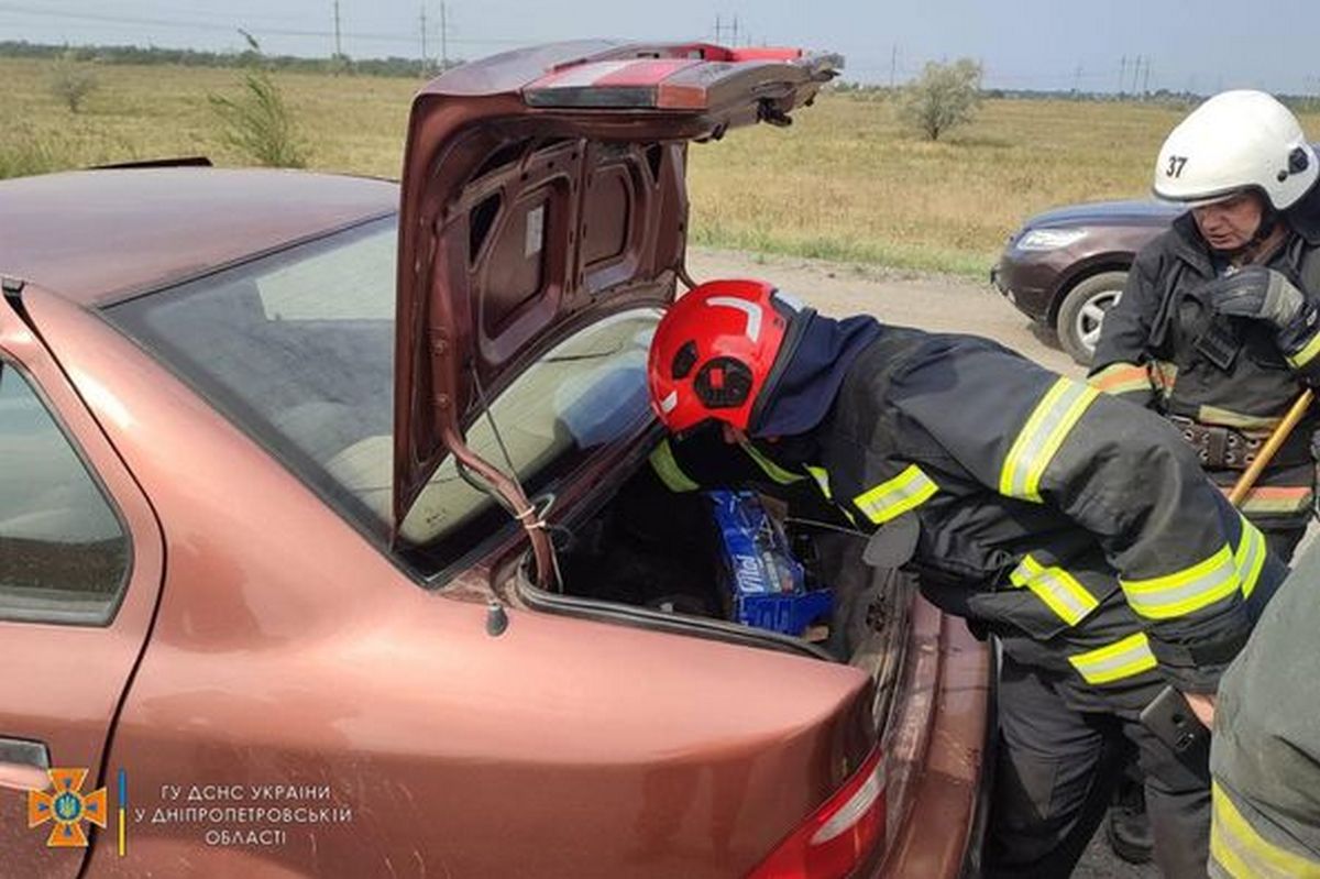 Рятувальники перекрили газове обладнання на легковому автомобілі, відключили акумулятори