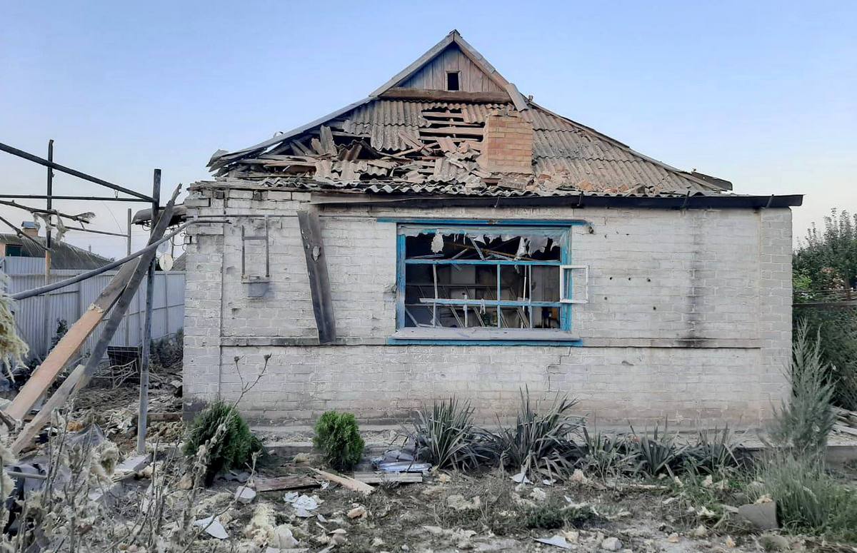 Поцілили окупанти і по Мирівській ТГ. Там пошкоджено 5 житлових будинків.