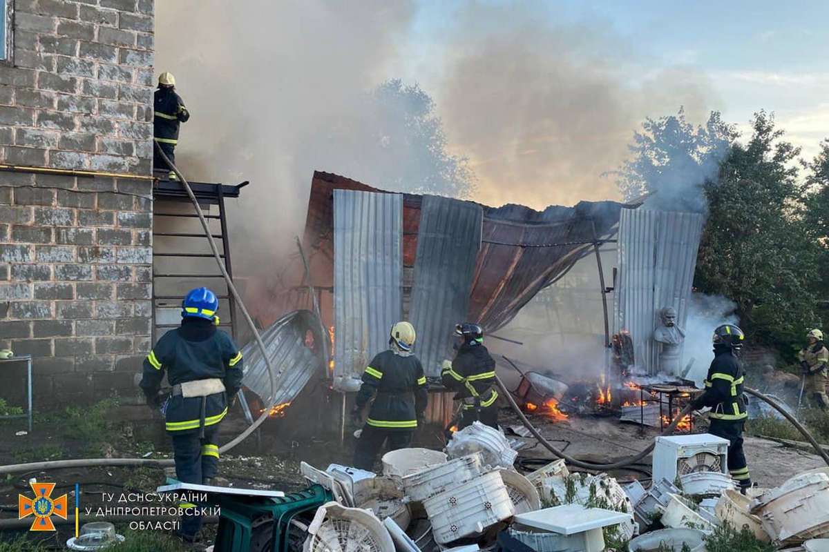 Вогнем пошкоджено конструкції господарчої споруди, речі домашнього вжитку, господарське майно та приміщення гаражу.
