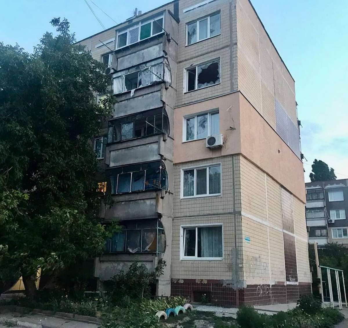 У місті пошкоджені 9 багатоповерхових будинків