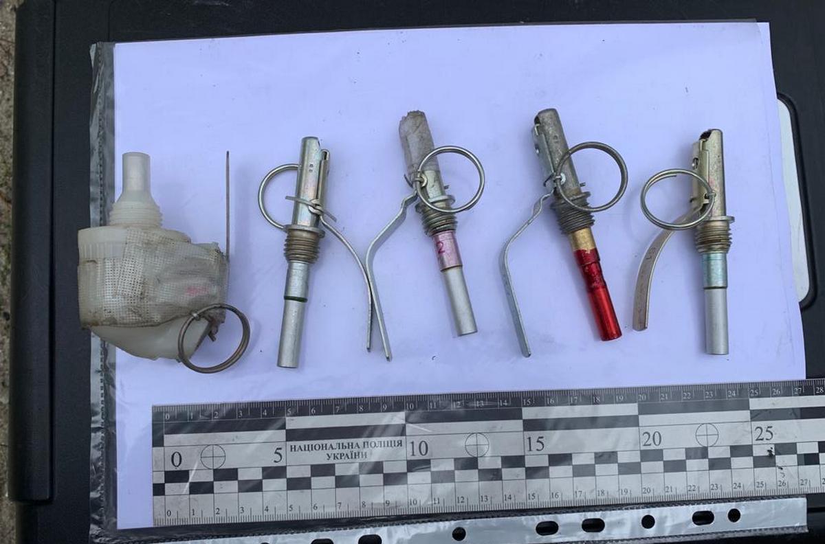 32-річний місцевий мешканець намагався продати 7 гранат різного типу та п’ять запалів до них